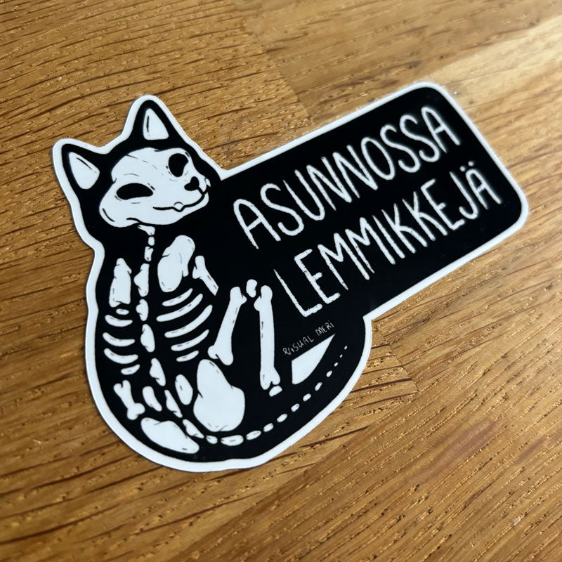 Asunnossa lemmikkejä, luurankokisu