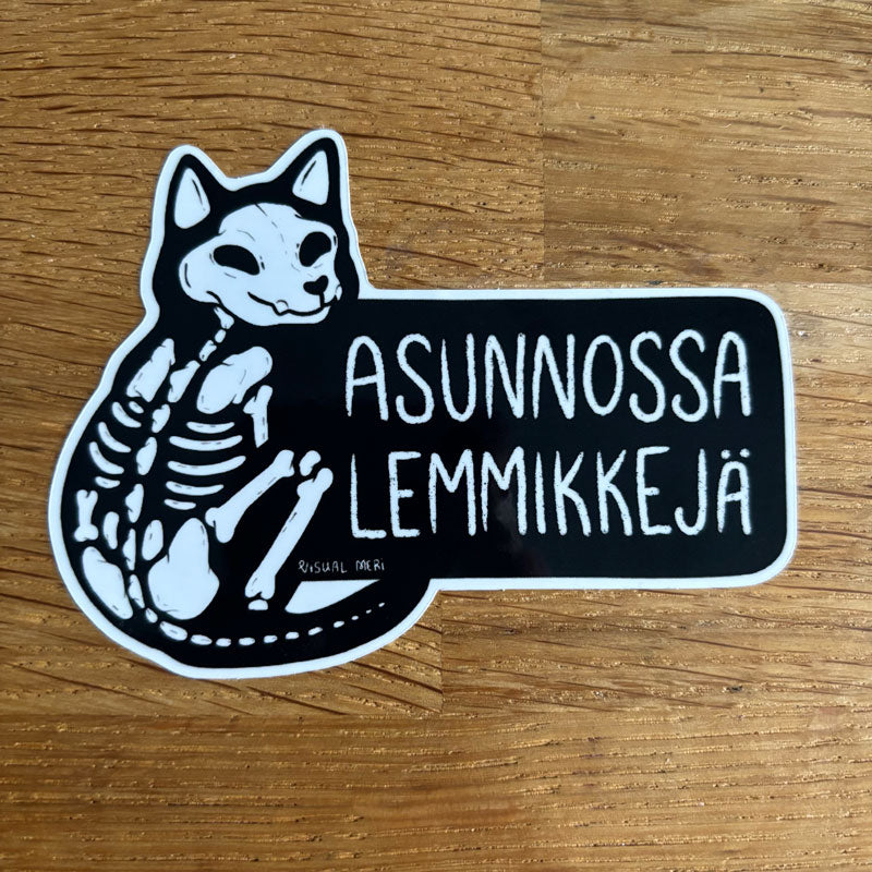 Asunnossa lemmikkejä, luurankokisu