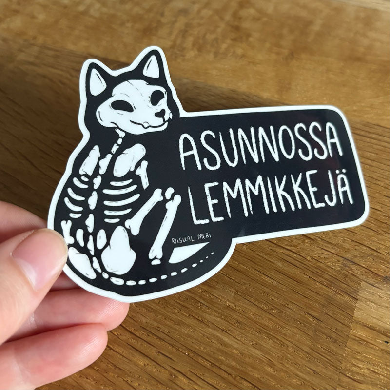 Asunnossa lemmikkejä, luurankokisu