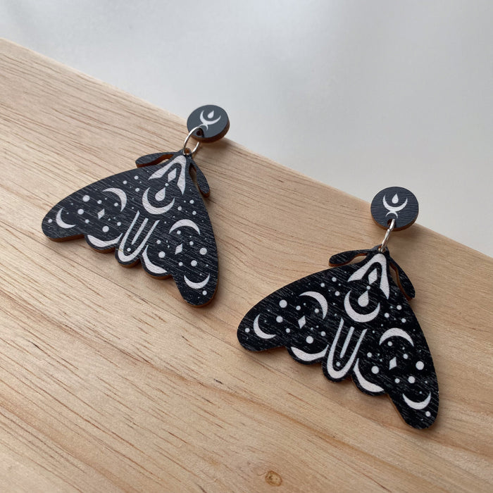 Yöperhonen -vanerikorvakorut